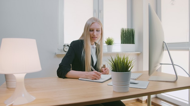 Belle femme d'affaires se concentrant sur le travail.