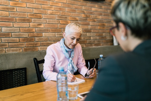 Belle femme d'affaires senior heureuse et satisfaite après avoir mené un entretien d'embauche.