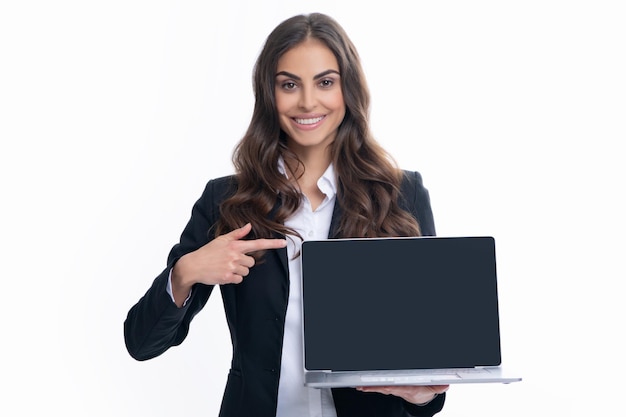 Belle femme d'affaires souriante sur fond gris à l'aide d'un ordinateur portable