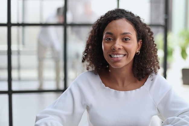 Belle femme d'affaires souriante d'origine africaine