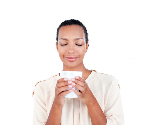 Photo belle femme d'affaires tenant une tasse à boire