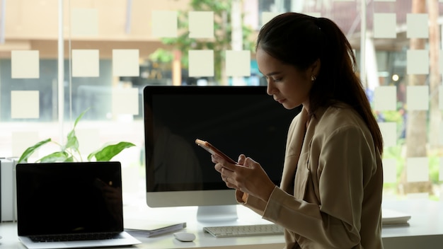 Belle femme d'affaires travaillant à un bureau