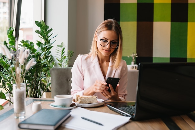 Belle femme d'affaires travaillant dans un café