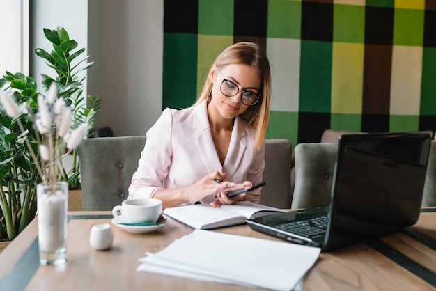 Belle femme d'affaires travaillant dans un café