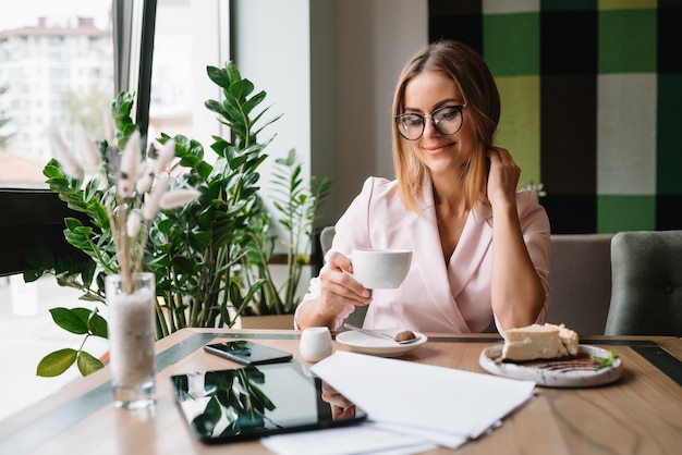 Belle femme d'affaires travaillant dans un café