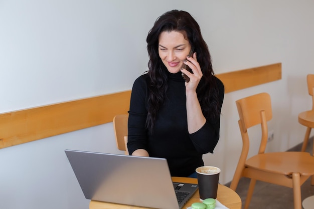 Belle femme d'affaires travaillant sur un ordinateur portable.