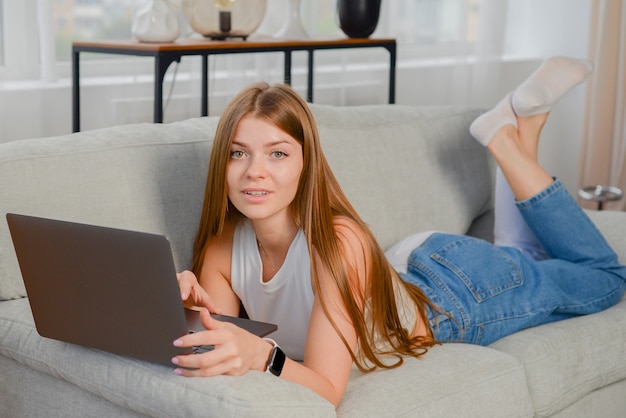 belle femme d'affaires travaillant à l'ordinateur