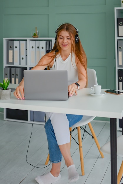 belle femme d'affaires travaillant à l'ordinateur