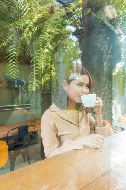 Belle femme d&#39;affaires travaille avec son ordinateur portable au café