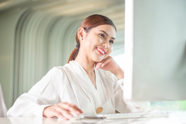 Belle Femme D'affaires Travaille Avec Son Ordinateur