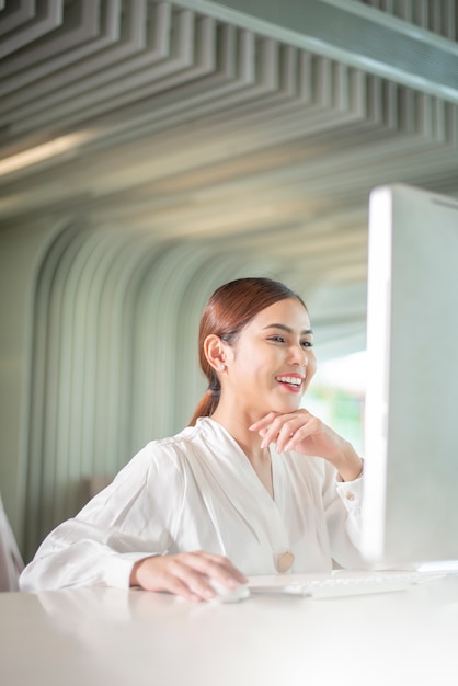 Belle femme d&#39;affaires travaille avec son ordinateur