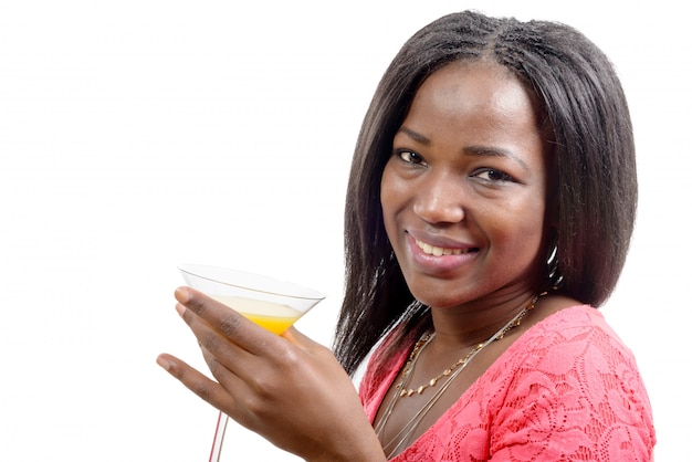 Belle femme africaine, boire du jus d'orange