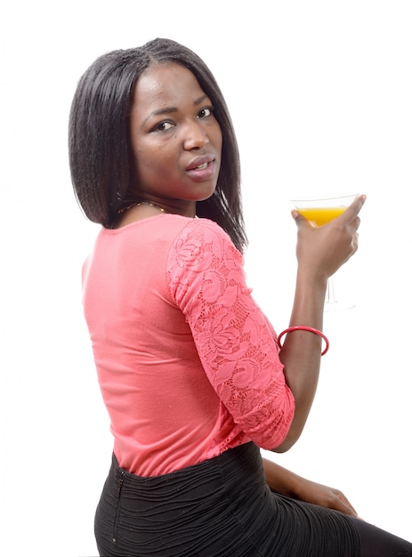 Belle femme africaine, boire du jus d'orange