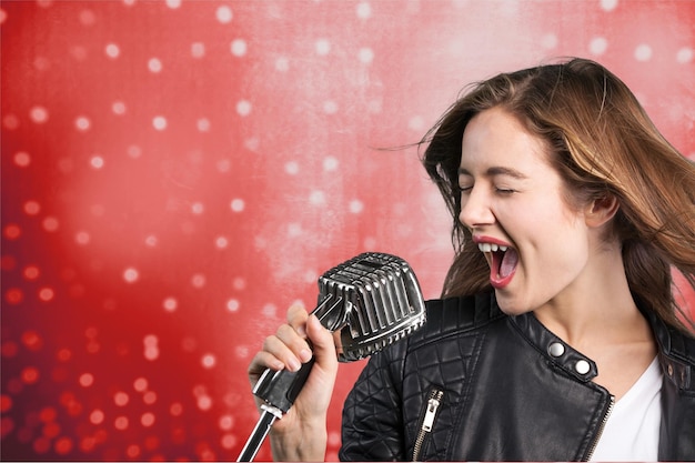 belle femme africaine chantant avec le microphone