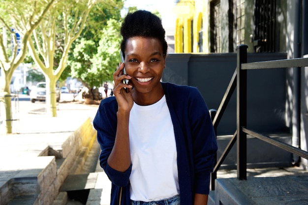 Belle femme africaine faire un appel téléphonique