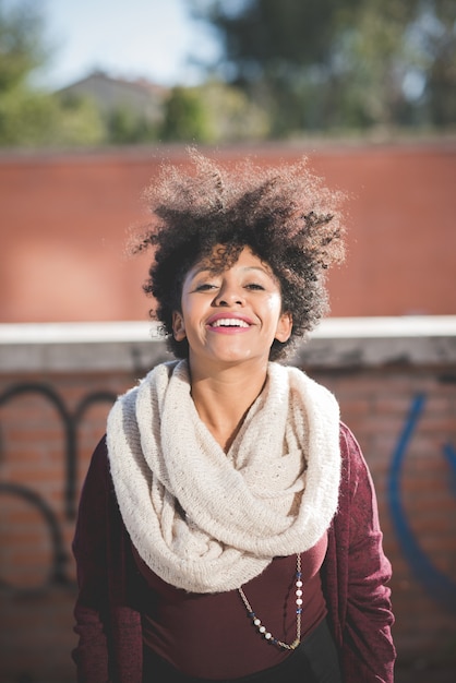 Photo belle femme africaine noire bouclée cheveux