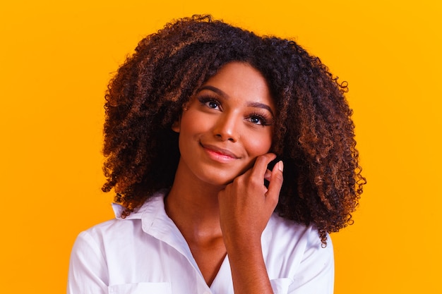 Belle femme afro-américaine avec une coiffure afro