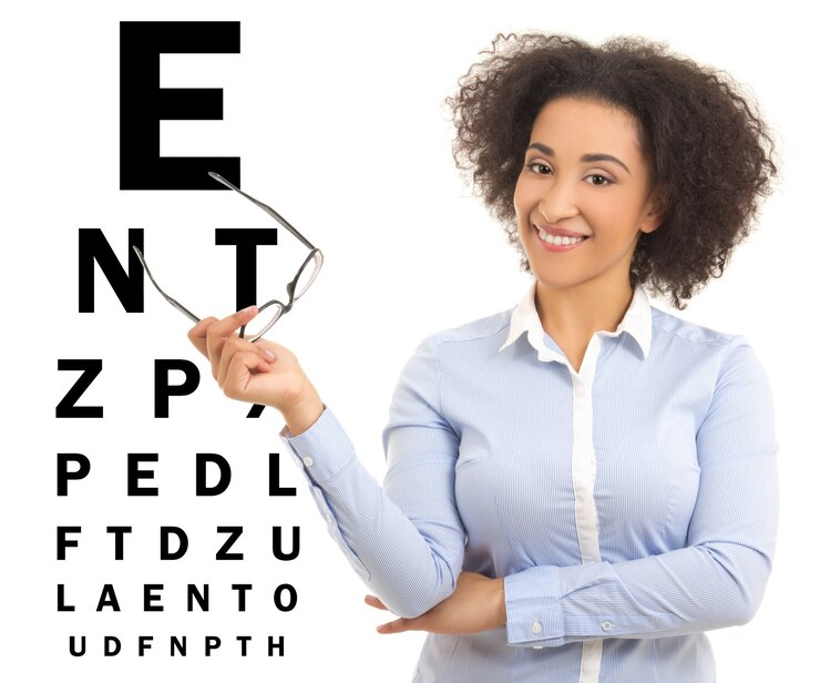 Photo belle femme afro-américaine avec des lunettes et un tableau de test oculaire isolé sur fond blanc
