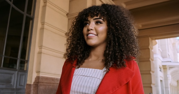 Belle femme afro-américaine marchant dans la ville.