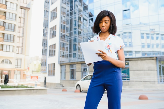 belle femme afro-américaine en plein air