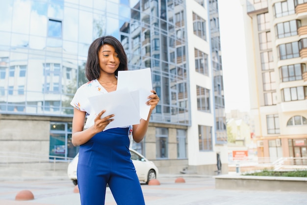 belle femme afro-américaine en plein air