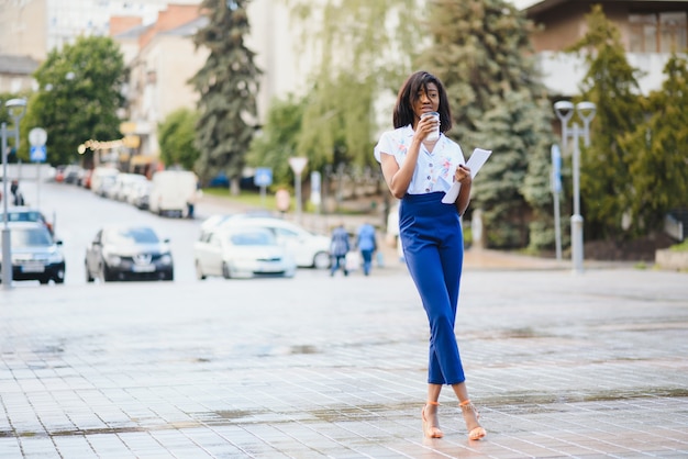 belle femme afro-américaine en plein air