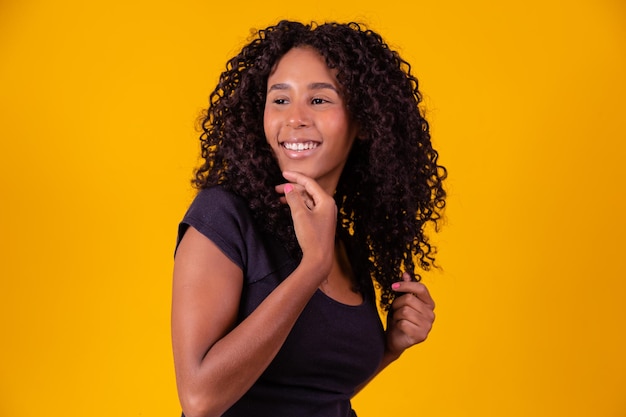 Belle femme afro-américaine regardant la caméra Portrait d'une jeune femme gaie avec une coiffure afro