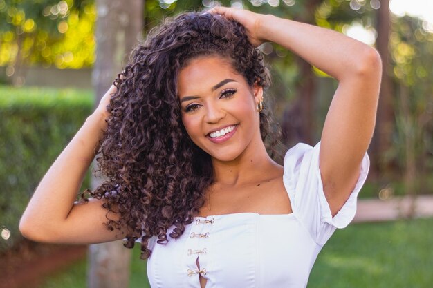 Belle femme afro aux cheveux bouclés souriant