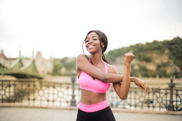 Belle femme afro qui s&#39;étend