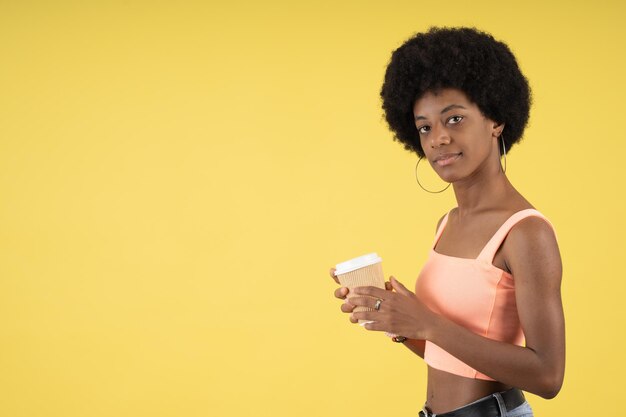Belle femme afro avec une tasse de café
