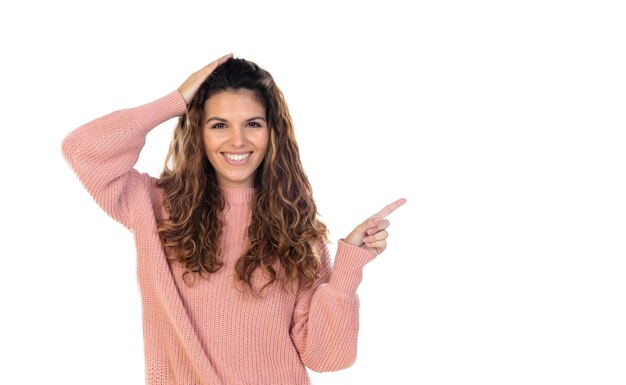 Belle femme d'âge moyen avec pull en laine rose isolé sur un mur blanc