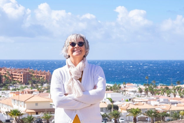 Belle femme âgée détendue profitant de vacances à la mer en hiver Retraité optimiste positif souriant