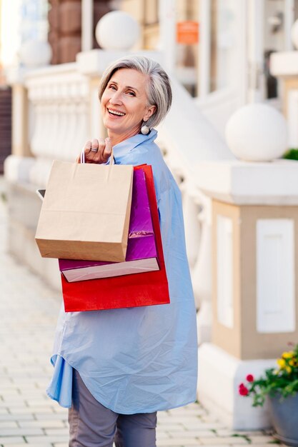 Photo belle femme âgée faisant du shopping dans un magasin de vêtements