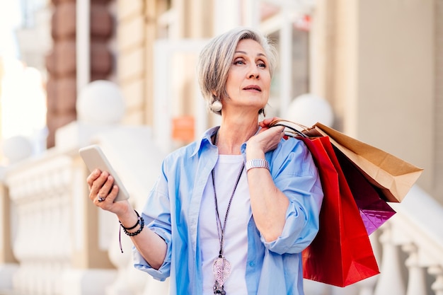 Belle femme âgée faisant du shopping dans un magasin de vêtements