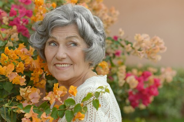 Belle femme âgée heureuse