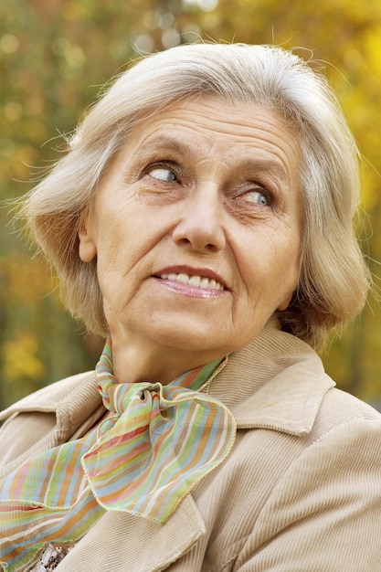 Belle femme âgée heureuse