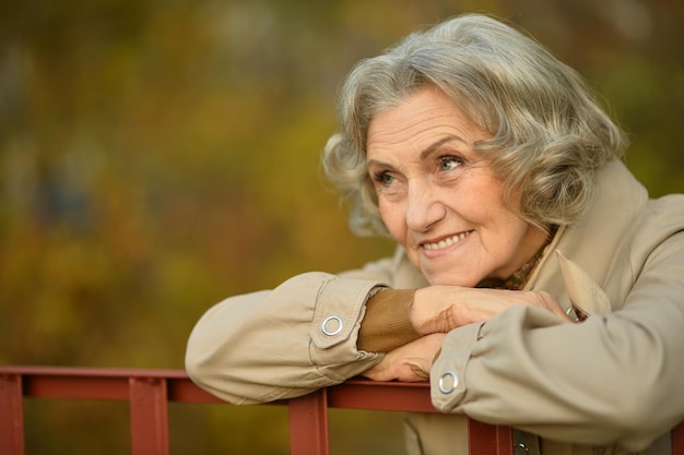 Belle femme âgée posant