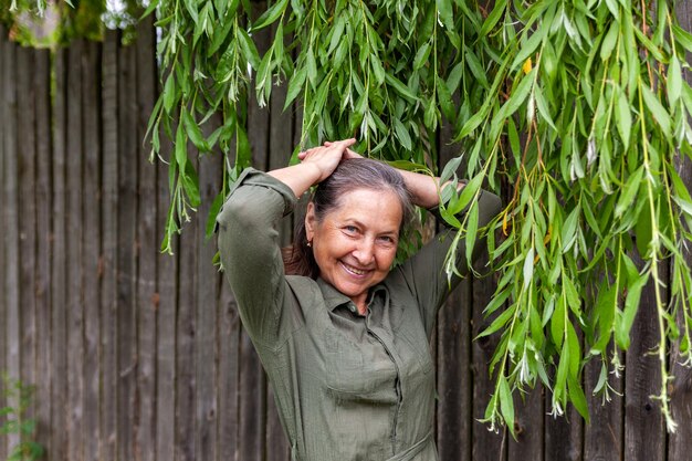 Belle femme âgée pose un jour d'été