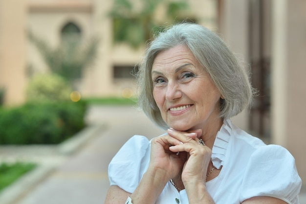 Belle femme âgée de rêve aux vacances de villégiature