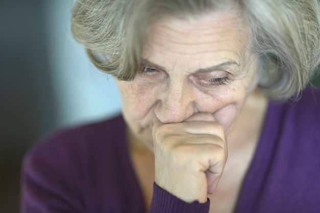 Belle femme âgée triste closeup