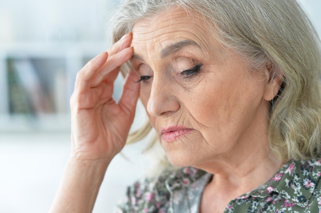 Belle femme âgée triste