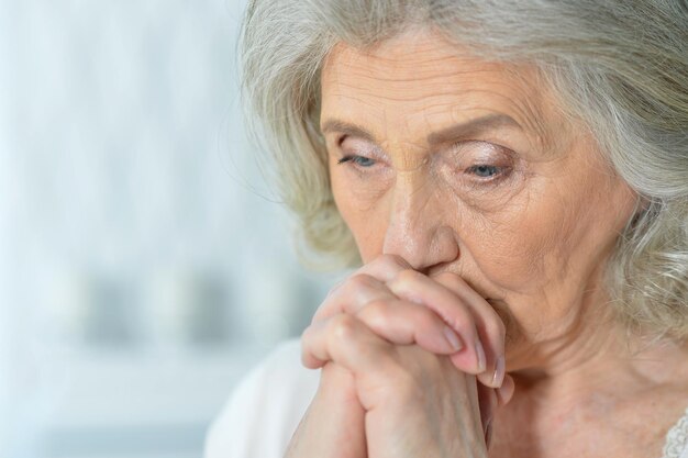 Belle femme âgée triste