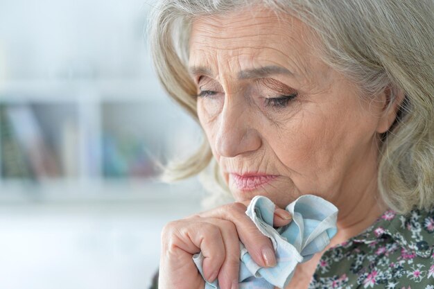 Belle femme âgée triste