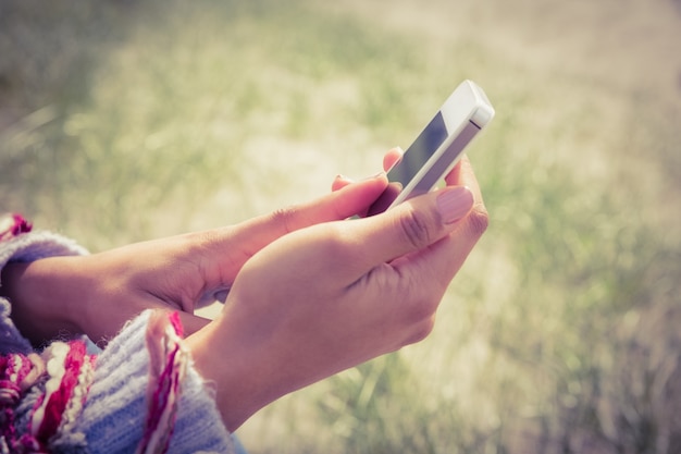 Belle femme à l&#39;aide de son smartphone