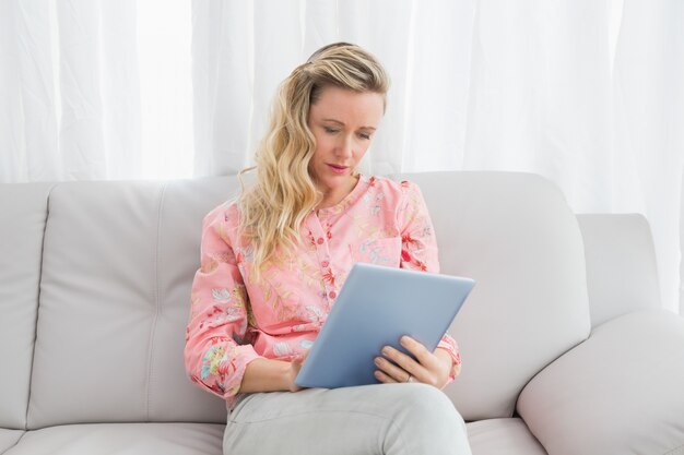 Belle femme à l&#39;aide de tablette numérique