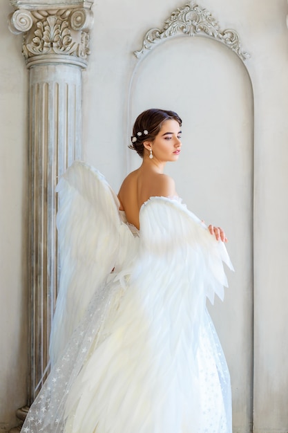belle femme avec des ailes d&#39;ange inspire la beauté