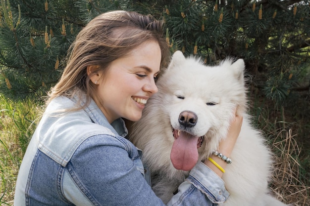 Belle femme aime son chien