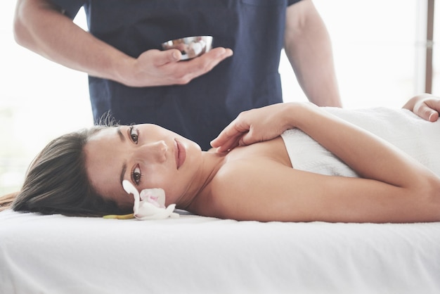 Belle femme allongée sur une table de massage à Spa.