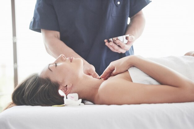 Belle femme allongée sur une table de massage à Spa.