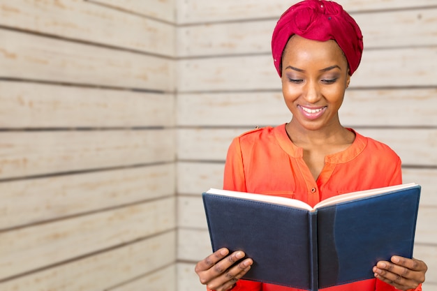 Belle femme américaine afro tenant des livres